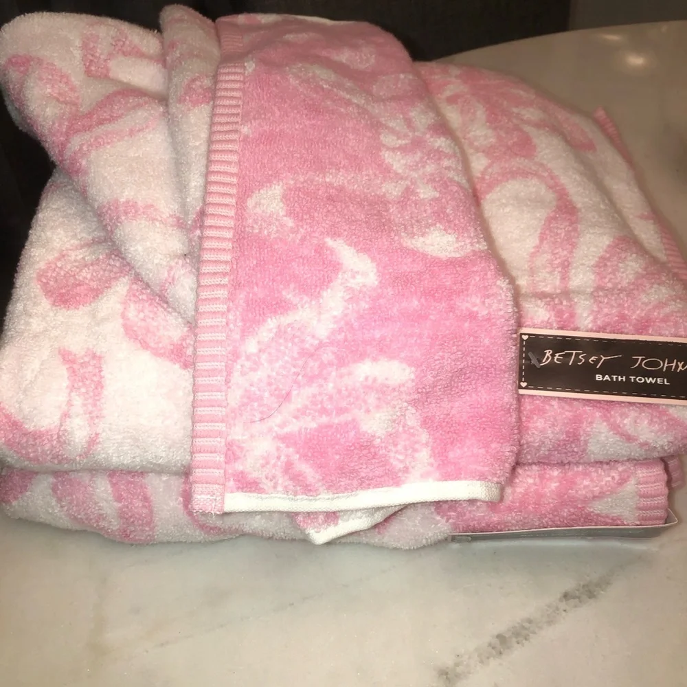🎀 BetseyJohnson Pink Bow  Pattern / 2 bath towels & 1 hand towel